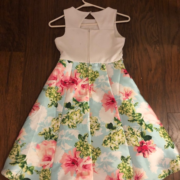 A dress - Picture 2 of 2